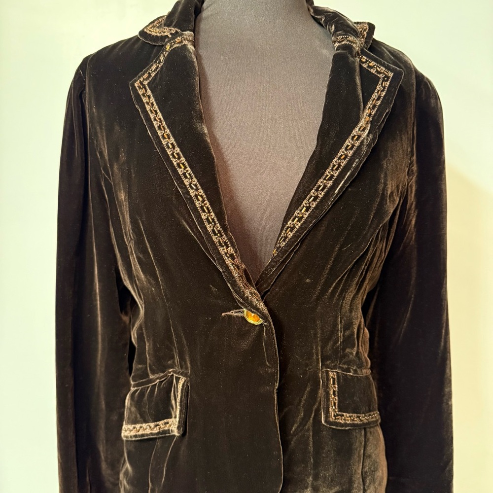 Unyx Velvet Blazer with Gold Trim